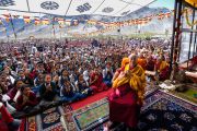 Его Святейшество Далай-лама фотографируется с молодежью Занскара. Ладак, Индия. 13 августа 2022 г. Фото: Тензин Чойджор (офис ЕСДЛ).