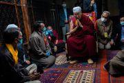 Его Святейшество Далай-лама во время молитвы с членами мусульманской общины в мечети «Масджид Шариф», основанной в 1382 году. Ше, Ладак, Индия. 16 августа 2022 г. Фото: Тензин Чойджор (офис ЕСДЛ).
