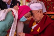 Его Святейшество Далай-лама поздравляет Саид Бано с тем, что она стала первой ладакской студенткой с ограниченными возможностями, получившей степень доктора философии. Ше, Ладак, Индия. 16 августа 2022 г. Фото: Тензин Чойджор (офис ЕСДЛ).