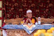Его Святейшество Далай-лама в головном уборе, подаренном ему по прибытии в мечеть «Масджид Шариф», слушает вступительные речи организаторов. Ше, Ладак, Индия. 16 августа 2022 г. Фото: Тензин Чойджор (офис ЕСДЛ).