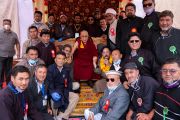 По завершении встречи в мечети «Масджид Шариф» Его Святейшество Далай-лама фотографируется со старшими членами мусульманской общины. Ше, Ладак, Индия. 16 августа 2022 г. Фото: Тензин Чойджор (офис ЕСДЛ).