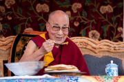 Его Святейшество Далай-лама наслаждается обедом, приготовленным организаторами встречи с членами мусульманской общины. Ше, Ладак, Индия. 16 августа 2022 г. Фото: Тензин Чойджор (офис ЕСДЛ).