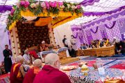 Вид на сцену с почетными гостями и высокопоставленными лицами во время встречи Его Святейшества Далай-ламы с членами мусульманской общины в Ше. Ладак, Индия. 16 августа 2022 г. Фото: Тензин Чойджор (офис ЕСДЛ).