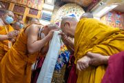 По прибытии в главный тибетский храм Его Святейшество Далай-лама приветствует старшего монаха из Таиланда. Дхарамсала, штат Химачал-Прадеш, Индия. 15 сентября 2022 г. Фото: Тензин Чойджор (офис ЕСДЛ).