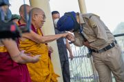 Сотрудник службы безопасности почтительно приветствует Его Святейшество Далай-ламу, который прибыл в главный тибетский храм в начале первого дня двухдневных учений, организованных по просьбе буддистов из Юго-Восточной Азии. Дхарамсала, штат Химачал-Прадеш, Индия. 15 сентября 2022 г. Фото: Тензин Чойджор (офис ЕСДЛ).