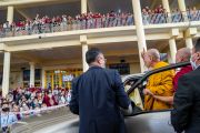 Перед тем как отправиться в свою резиденцию по завершении первого дня учений, Его Святейшество Далай-лама машет рукой на прощание. Дхарамсала, штат Химачал-Прадеш, Индия. 15 сентября 2022 г. Фото: Тензин Чойджор (офис ЕСДЛ).