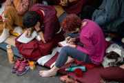 Слушатели делают заметки во время первого дня учений Его Святейшества Далай-ламы, организованных по просьбе буддистов из Юго-Восточной Азии. Дхарамсала, штат Химачал-Прадеш, Индия. 15 сентября 2022 г. Фото: Тензин Чойджор (офис ЕСДЛ).