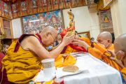 Старший монах из Таиланда преподносит Его Святейшеству Далай-ламе традиционные подношения. Дхарамсала, штат Химачал-Прадеш, Индия. 15 сентября 2022 г. Фото: Тензин Чойджор (офис ЕСДЛ).
