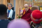 Его Святейшество Далай-лама выступает с обращением во время первого дня двухдневного диалога с участниками программы «Молодежные лидеры» Института мира. Дхарамсала, штат Химачал-Прадеш, Индия. 22 сентября 2022 г. Фото: Тензин Чойджор (офис ЕСДЛ).