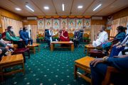Вид на зал резиденции Его Святейшества Далай-ламы во время первого дня двухдневного диалога с участниками программы «Молодежные лидеры» Института мира. Дхарамсала, штат Химачал-Прадеш, Индия. 22 сентября 2022 г. Фото: Тензин Чойджор (офис ЕСДЛ).