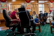 Участник программы «Молодежные лидеры» Института мира делится опытом во время диалога с Его Святейшеством Далай-ламой. Дхарамсала, штат Химачал-Прадеш, Индия. 22 сентября 2022 г. Фото: Тензин Чойджор (офис ЕСДЛ).