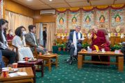 Его Святейшество Далай-лама жестикулирует, обращаясь к участникам программы «Молодежные лидеры» Института мира. Дхарамсала, штат Химачал-Прадеш, Индия. 22 сентября 2022 г. Фото: Тензин Чойджор (офис ЕСДЛ).