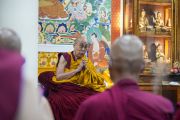 Его Святейшество Далай-лама присоединяется к молитвам в начале церемонии дарования обетов монаха-послушника. Дхарамсала, Индия. 26 сентября 2022 года. Фото: дост. Тензин Джампел (Офис ЕСДЛ).