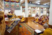 Его Святейшество Далай-лама обращается к участникам во время церемонии посвящения монахи-послушники. Дхарамсала, Индия. 26 сентября 2022 года. Фото: дост. Тензин Джампел (Офис ЕСДЛ).
