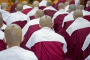 Участники церемонии накидывают белое полотенце, готовясь к состриганию последнего локона волос во время ритуала посвящения в монахи-послушники. Резиденция Его Святейшества Далай-ламы, Дхарамсала, Индия. 26 сентября 2022 года. Фото: дост. Тензин Джампел (Офис ЕСДЛ).