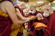 Его Святейшество Далай-лама приветствует молодых тибетцев и жителей Тайвани, собравшихся в резиденции Его Святейшества в Дхарамсале на церемонии посвящения в монахи-послушники. Дхарамсала, Индия. 26 сентября 2022 года. Фото: дост. Тензин Джампел (Офис ЕСДЛ).