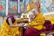 Его Святейшество Далай-лама выполняет ритуалы во время церемонии дарования монашеских обетов. Дхарамсала, Индия. 26 сентября 2022 года. Фото: дост. Тензин Джампел (Офис ЕСДЛ).
