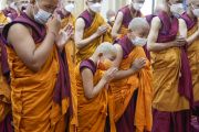Участники церемонии во время принятия монашеских обетов под руководством Его Святейшества Далай-ламы в его резиденции в Дхарамсале (Индия). 26 сентября 2022 года. Фото: дост. Тензин Джампел (Офис ЕСДЛ).