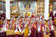 Его Святейшество Далай-лама позирует для группового фото с новопосвященными монахами-послушниками из Тайвани по завершении церемонии. Дхарамсала, Индия. 26 сентября 2022 года. Фото: дост. Тензин Джампел (Офис ЕСДЛ).