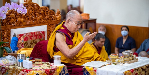 Фоторепортаж. Его Святейшество Далай-лама принял участие в ежегодной церемонии подношения Гуру Падмасамбхаве