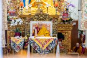 Его Святейшество Далай-лама обращается к слушателям во время первого дня трехдневных учений, организованных по просьбе тайваньских буддистов. Дхарамсала, штат Химачал-Прадеш, Индия. 3 октября 2022 г. Фото: Тензин Чойджор (офис ЕСДЛ).