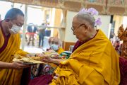 Его Святейшество Далай-лама принимает подношение во время молебна, организованного в заключительный день ежегодной пятидневной церемонии подношения Гуру Падмасамбхаве. Дхарамсала, штат Химачал-Прадеш, Индия. 9 октября 2022 г. Фото: Тензин Чойджор (офис ЕСДЛ).