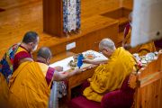 Его Святейшество Далай-лама выполняет ритуалы во время заключительного дня ежегодной пятидневной церемонии подношения Гуру Падмасамбхаве. Дхарамсала, штат Химачал-Прадеш, Индия. 9 октября 2022 г. Фото: Тензин Чойджор (офис ЕСДЛ).