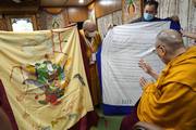 Далай-лама освятил воссозданные знамена ойрат-калмыков