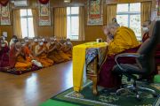 Его Святейшество Далай-лама обращается к тайским монахам и монахиням во время встречи с группой буддистов из Таиланда. Дхарамсала, штат Химачал-Прадеш, Индия. 1 ноября 2022 г. Фото: Тензин Чойджор (офис ЕСДЛ).