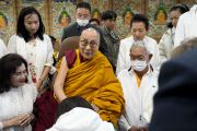 Его Святейшество Далай-лама фотографируется с некоторыми членами группы буддистов из Таиланда в конце встречи, организованной в его резиденции. Дхарамсала, штат Химачал-Прадеш, Индия. 1 ноября 2022 г. Фото: Тензин Чойджор (офис ЕСДЛ).