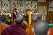 Его Святейшество Далай-лама беседует через переводчика с группой монахов, монахинь и буддистов-мирян из Таиланда. Дхарамсала, штат Химачал-Прадеш, Индия. 1 ноября 2022 г. Фото: Тензин Чойджор (офис ЕСДЛ).