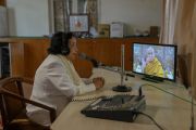 Переводчик на тайский язык работает во время встречи Его Святейшества Далай-ламы с группой буддистов из Таиланда. Дхарамсала, штат Химачал-Прадеш, Индия. 1 ноября 2022 г. Фото: Тензин Чойджор (офис ЕСДЛ).