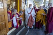 По пути в главный тибетский храм Его Святейшество Далай-лама приветствует монахов, сидящих в храме Калачакры. Дхарамсала, штат Химачал-Прадеш, Индия. 25 ноября 2022 г. Фото: Тензин Чойджор (офис ЕСДЛ).