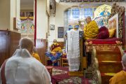 Его Святейшество Далай-лама обращается к слушателям во время первого дня учений, организованных по просьбе корейских буддистов. Дхарамсала, штат Химачал-Прадеш, Индия. 25 ноября 2022 г. Фото: Тензин Чойджор (офис ЕСДЛ).