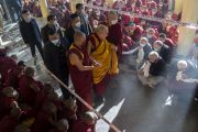 По завершении первого дня учений, организованных для корейских буддистов, Его Святейшество Далай-лама покидает главный тибетский храм. Дхарамсала, штат Химачал-Прадеш, Индия. 25 ноября 2022 г. Фото: Тензин Чойджор (офис ЕСДЛ).