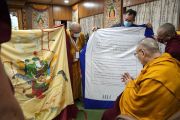Его Святейшество Далай-лама рассматривает знамя Дайчи Тенгри и знамя нойона Эсэльбейн Сайн-Ка.
