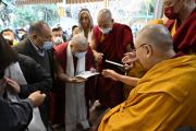 Старший администратор Центрального хурула Калмыкии «Золотая обитель Будды Шакьямуни» Йонтен-гелюнг обращается к Его Святейшеству Далай-ламе.