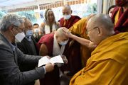 Старший администратор Центрального хурула Калмыкии «Золотая обитель Будды Шакьямуни» Йонтен-гелюнг обращается к Его Святейшеству Далай-ламе.
