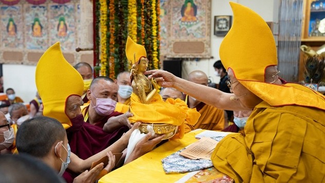 Далай-ламе поднесли молебен о долголетии