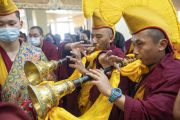 Монахи играют на традиционных ритуальных инструментах, в то время как Его Святейшество Далай-лама прибывает в главный тибетский храм на церемонию подношения молебна о долгой жизни. Дхарамсала, штат Химачал-Прадеш, Индия. 30 ноября 2022 г. Фото: Тензин Чойджор (офис ЕСДЛ).