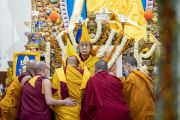 Во время молебна о долгой жизни Его Святейшества Далай-ламы досточтимый Ганден Трипа Лобсанг Тензин Ринпоче вручает духовному лидеру традиционные подношения. Дхарамсала, штат Химачал-Прадеш, Индия. 30 ноября 2022 г. Фото: Тензин Чойджор (офис ЕСДЛ).