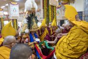Пребывая в трансе во время молебна о долгой жизни Его Святейшества Далай-ламы, оракул Нечунга собирает Гандена Три Ринпоче, Шарпу Чодже, Джангце Чодже и настоятелей великих монастырей традиции гелуг вместе для служения тибетской общине. Дхарамсала, штат Химачал-Прадеш, Индия. 30 ноября 2022 г. Фото: Тензин Чойджор (офис ЕСДЛ).