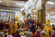 Во время молебна о долгой жизни Его Святейшества Далай-ламы оракул Нечунга подносит белый шелковый хадак статуям Ченрезига и Гуру Ринпоче. Дхарамсала, штат Химачал-Прадеш, Индия. 30 ноября 2022 г. Фото: Тензин Чойджор (офис ЕСДЛ).