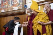 По прибытии в главный тибетский храм Его Святейшество Далай-лама приветствует президента (сикьонга) Центральной тибетской администрации Пенпу Церинга. Дхарамсала, штат Химачал-Прадеш, Индия. 30 ноября 2022 г. Фото: Тензин Чойджор (офис ЕСДЛ).
