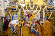 Во время молебна о долгой жизни Его Святейшества Далай-ламы монахи совершают традиционные подношения. Дхарамсала, штат Химачал-Прадеш, Индия. 30 ноября 2022 г. Фото: Тензин Чойджор (офис ЕСДЛ).