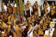 Во время молебна о долгой жизни Его Святейшества Далай-ламы мастера ритуального пения готовятся преподнести духовному лидеру мандалу. Дхарамсала, штат Химачал-Прадеш, Индия. 30 ноября 2022 г. Фото: Тензин Чойджор (офис ЕСДЛ).