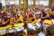 Монахи, участвовавшие в молебне о долгой жизни Его Святейшества Далай-ламы, слушают обращение духовного лидера. Дхарамсала, штат Химачал-Прадеш, Индия. 30 ноября 2022 г. Фото: Тензин Чойджор (офис ЕСДЛ).