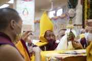 Досточтимый Ганден Трипа Лобсанг Тензин Ринпоче вручает Его Святейшеству Далай-ламе традиционные подношения. Дхарамсала, штат Химачал-Прадеш, Индия. 30 ноября 2022 г. Фото: Тензин Чойджор (офис ЕСДЛ).