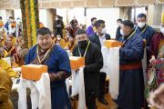 Члены организационного комитета молебна несут традиционные подношения для Его Святейшества Далай-ламы. Дхарамсала, штат Химачал-Прадеш, Индия. 30 ноября 2022 г. Фото: Тензин Чойджор (офис ЕСДЛ).