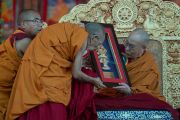 Ганден Трисур Ризонг Ринпоче преподносит Его Святейшеству Далай-ламе памятный подарок во время церемонии открытия Великих летних диспутов в монастыре Самстанлинг. 15 июля 2018 г. Фото: Тензин Чойджор (Офис ЕСДЛ).